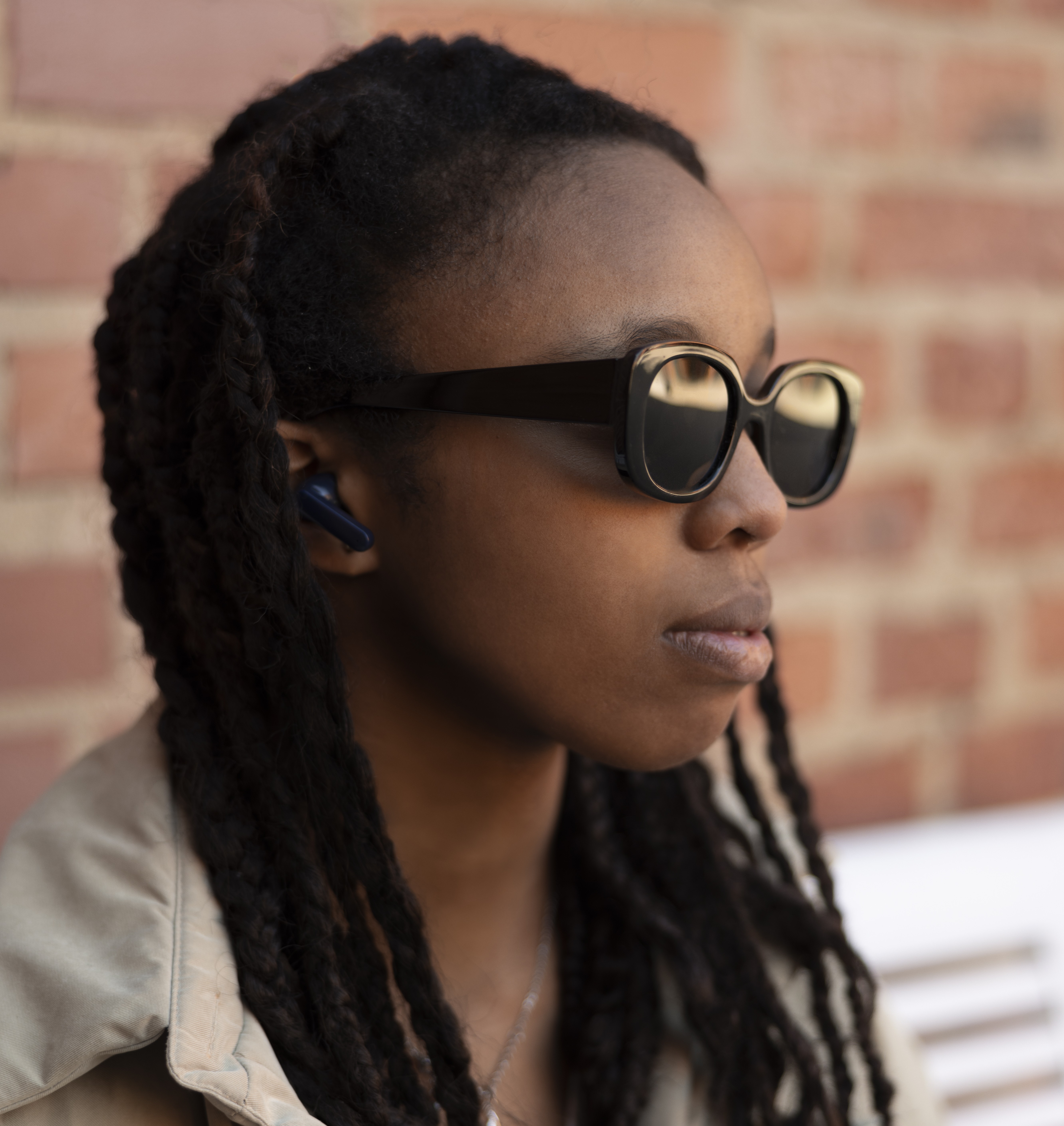 Mulher Negra Deficiente Visual Utilizando Oculos